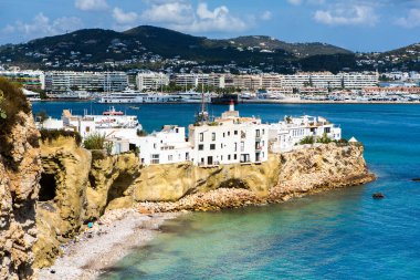 İbiza adasının mimarisi. Eski Eivissa kasabasında büyüleyici boş beyaz bir cadde. 