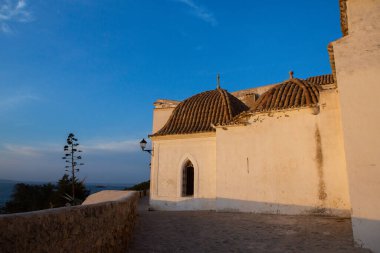 İbiza adasının mimarisi. Eski Eivissa kasabasında büyüleyici boş beyaz bir cadde. 