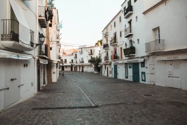 İbiza adasının mimarisi. Eski Eivissa kasabasında büyüleyici boş beyaz bir cadde. 