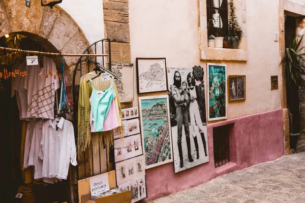 İbiza adasının mimarisi. Eski Eivissa kasabasında büyüleyici boş beyaz bir cadde. 