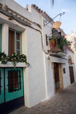 İbiza adasının mimarisi. Eski Eivissa kasabasında büyüleyici boş beyaz bir cadde. 