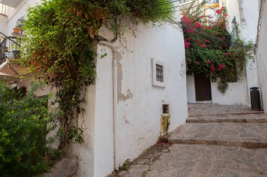 İbiza adasının mimarisi. Eski Eivissa kasabasında büyüleyici boş beyaz bir cadde. 