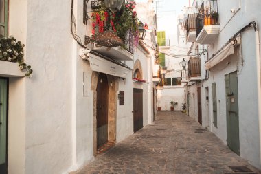 İbiza adasının mimarisi. Eski Eivissa kasabasında büyüleyici boş beyaz bir cadde. 