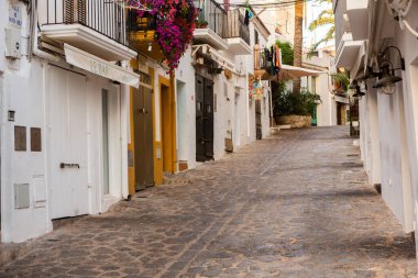 İbiza adasının mimarisi. Eski Eivissa kasabasında büyüleyici boş beyaz bir cadde. 