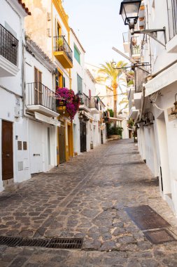 İbiza adasının mimarisi. Eski Eivissa kasabasında büyüleyici boş beyaz bir cadde. 