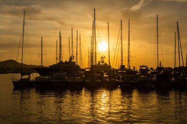 İbiza adasının mimarisi. Eski Eivissa kasabasında büyüleyici boş beyaz bir cadde. 