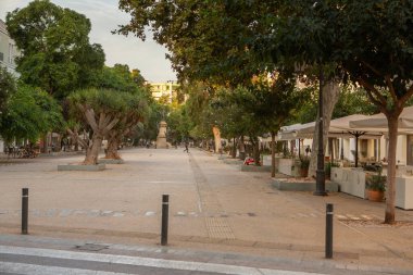 İbiza adasının mimarisi. Eski Eivissa kasabasında büyüleyici boş beyaz bir cadde. 