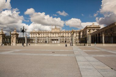 Madrid, İspanya - 15 Eylül 2021: Madrid şehir merkezinde eski mimari binalar