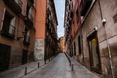 Madrid, İspanya - 15 Eylül 2021: Madrid şehir merkezinde eski mimari binalar