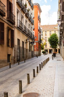 Madrid, İspanya - 15 Eylül 2021: Madrid şehir merkezinde eski mimari binalar