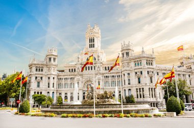 Madrid, İspanya - 15 Eylül 2021: Madrid şehir merkezinde eski mimari binalar. Plaza de la Cibeles