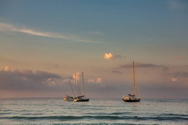 İspanya 'nın İbiza adasındaki Akdeniz' de çok temiz ve masmavi suyu olan güzel bir sahil.