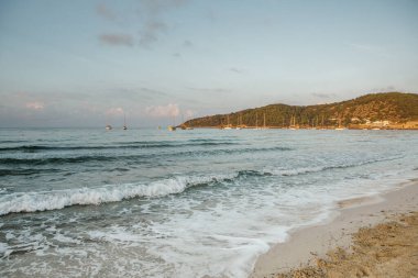 İspanya 'nın İbiza adasındaki Akdeniz' de çok temiz ve masmavi suyu olan güzel bir sahil.
