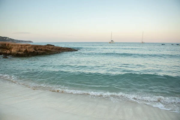 Чудовий Пляж Дуже Чистою Блакитною Водою Середземноморському Морі Острові Івіца — стокове фото