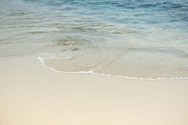 スペインのイビサ島の地中海に非常にきれいで紺碧の水を持つ美しいビーチ — ストック写真