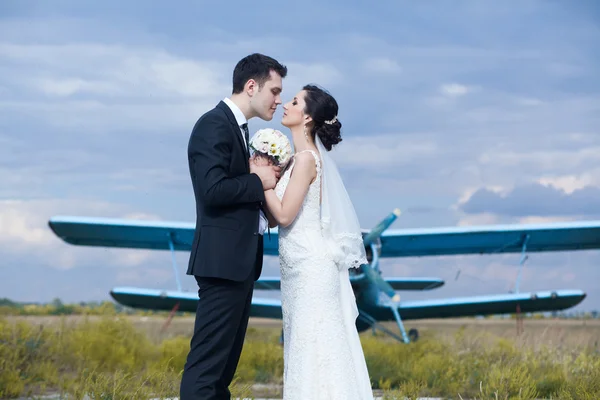 Casal casal abraçando — Fotografia de Stock