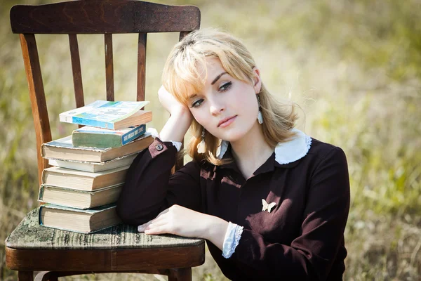 Alanında Rus kız öğrenci portresi