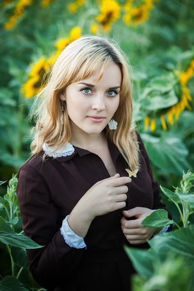 Retrato de estudante russa no campo de girassol — Fotografia de Stock