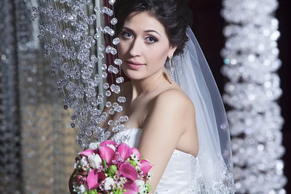 Retrato de noiva bonita, vestido de noiva, decoração de casamento — Fotografia de Stock