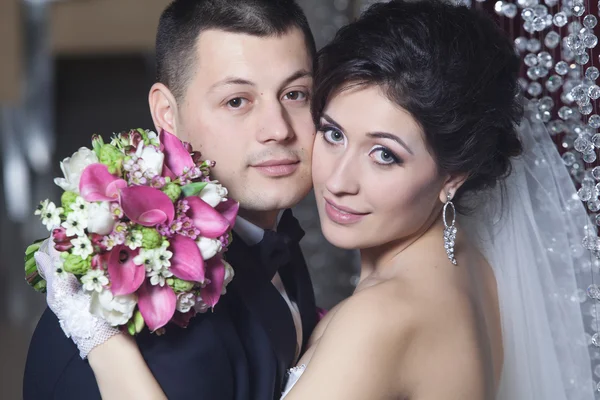 Sensual wedding couple, groom and bride. Holds each other — Stock Photo, Image