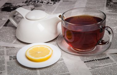 Çay çaydanlık ve limon gazetesi ile