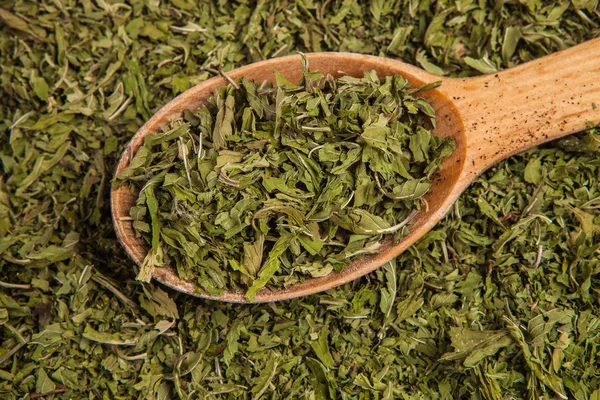 Hojas de menta secas con cuchara — Foto de Stock