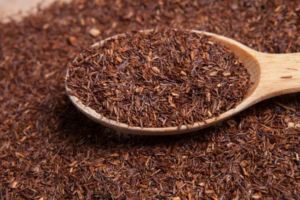 Rooibos Blätter im Kochlöffel — Stockfoto