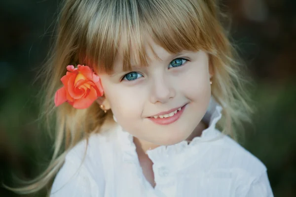 Douce petite fille souriant à l'extérieur — Photo