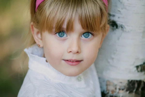 Leende liten flicka med blåa ögon — Stockfoto