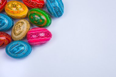 Beyaz arkaplanda renkli paskalya yumurtaları
