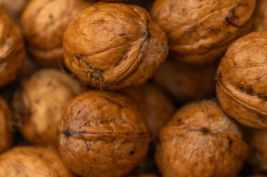 Ceviz kabuğu soyulmuş çekirdekler ve ahşap arka planda cevizler. Sağlıklı fındık yemeği. Makro. Kırık kabuklar.