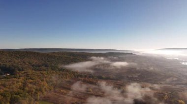 Moldova Cumhuriyeti 'nde sis ve bulutlar arasında yüksek irtifada uçmak. Avrupa 'nın güzel doğa manzarası.