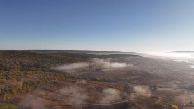 Moldova Cumhuriyeti 'nde sis ve bulutlar arasında yüksek irtifada uçmak. Avrupa 'nın güzel doğa manzarası.