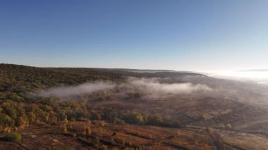 Moldova Cumhuriyeti 'nde sis ve bulutlar arasında yüksek irtifada uçmak. Avrupa 'nın güzel doğa manzarası.