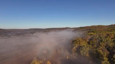 Moldova Cumhuriyeti 'nde sis ve bulutlar arasında yüksek irtifada uçmak. Avrupa 'nın güzel doğa manzarası.