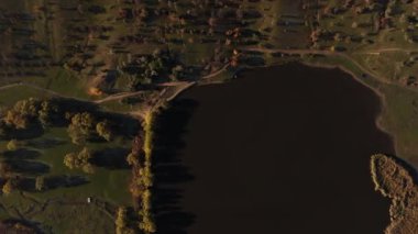 Moldova Cumhuriyeti 'nde sis ve bulutlar arasında yüksek irtifada uçmak. Avrupa 'nın güzel doğa manzarası.