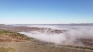 Moldova Cumhuriyeti 'nde sis ve bulutlar arasında yüksek irtifada uçmak. Avrupa 'nın güzel doğa manzarası.