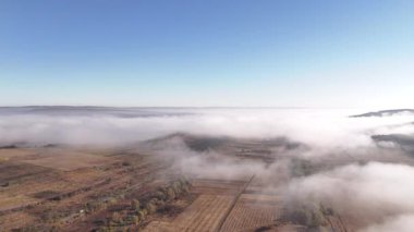 Moldova Cumhuriyeti 'nde sis ve bulutlar arasında yüksek irtifada uçmak. Avrupa 'nın güzel doğa manzarası.