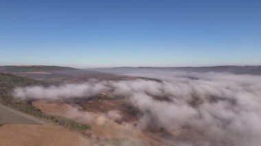Moldova Cumhuriyeti 'nde sis ve bulutlar arasında yüksek irtifada uçmak. Avrupa 'nın güzel doğa manzarası.