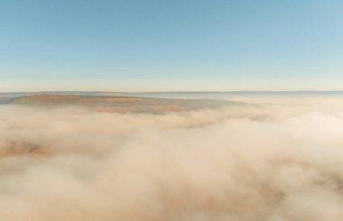 Moldova Cumhuriyeti 'nin büyülü sonbahar manzarası, altın ormanları ve huzurlu Doğu Avrupa cazibesiyle