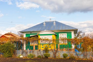 Moldova Cumhuriyeti 'ndeki huzurlu sonbahar manzarası. Renkli ormanlar, altın ağaçlar ve yumuşak güneş ışığı.