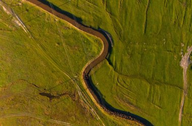 Moldova Cumhuriyeti 'ndeki huzurlu sonbahar manzarası. Renkli ormanlar, altın ağaçlar ve yumuşak güneş ışığı.