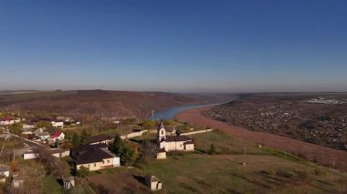 Moldova Cumhuriyeti 'nin manzaralı manzaralarını gösteren hava aracı görüntüleri, kayan tepeler, yemyeşil alanlar ve huzurlu kırsal alanlar içeriyor. Seyahat, doğa ve belgesel içeriği için mükemmel.