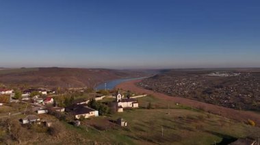 Moldova Cumhuriyeti 'nin manzaralı manzaralarını gösteren hava aracı görüntüleri, kayan tepeler, yemyeşil alanlar ve huzurlu kırsal alanlar içeriyor. Seyahat, doğa ve belgesel içeriği için mükemmel.