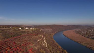 Moldova Cumhuriyeti 'nin manzaralı manzaralarını gösteren hava aracı görüntüleri, kayan tepeler, yemyeşil alanlar ve huzurlu kırsal alanlar içeriyor. Seyahat, doğa ve belgesel içeriği için mükemmel.