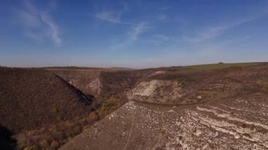 Moldova Cumhuriyeti 'nin manzaralı manzaralarını gösteren hava aracı görüntüleri, kayan tepeler, yemyeşil alanlar ve huzurlu kırsal alanlar içeriyor. Seyahat, doğa ve belgesel içeriği için mükemmel.