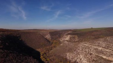Moldova Cumhuriyeti 'nin manzaralı manzaralarını gösteren hava aracı görüntüleri, kayan tepeler, yemyeşil alanlar ve huzurlu kırsal alanlar içeriyor. Seyahat, doğa ve belgesel içeriği için mükemmel.