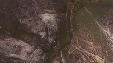 Moldova Cumhuriyeti 'nin manzaralı manzaralarını gösteren hava aracı görüntüleri, kayan tepeler, yemyeşil alanlar ve huzurlu kırsal alanlar içeriyor. Seyahat, doğa ve belgesel içeriği için mükemmel.