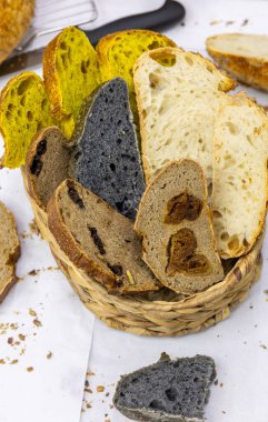 Evde küçük bir zanaatkar fırınından taze ekmek. Çeşitli türde çok sağlıklı ekşi ekmek ürünleri. 