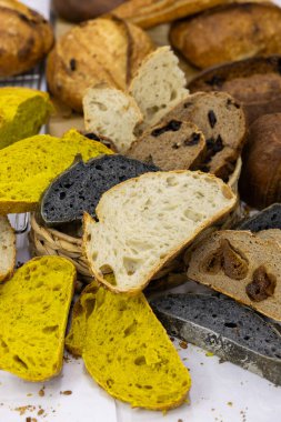 Evde küçük bir zanaatkar fırınından taze ekmek. Çeşitli türde çok sağlıklı ekşi ekmek ürünleri. 